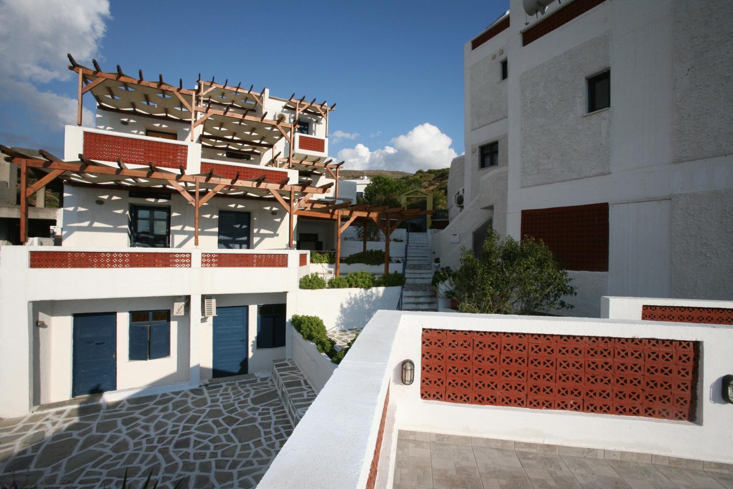 St George Studios & Apartments Batsíon Eksteriør bilde