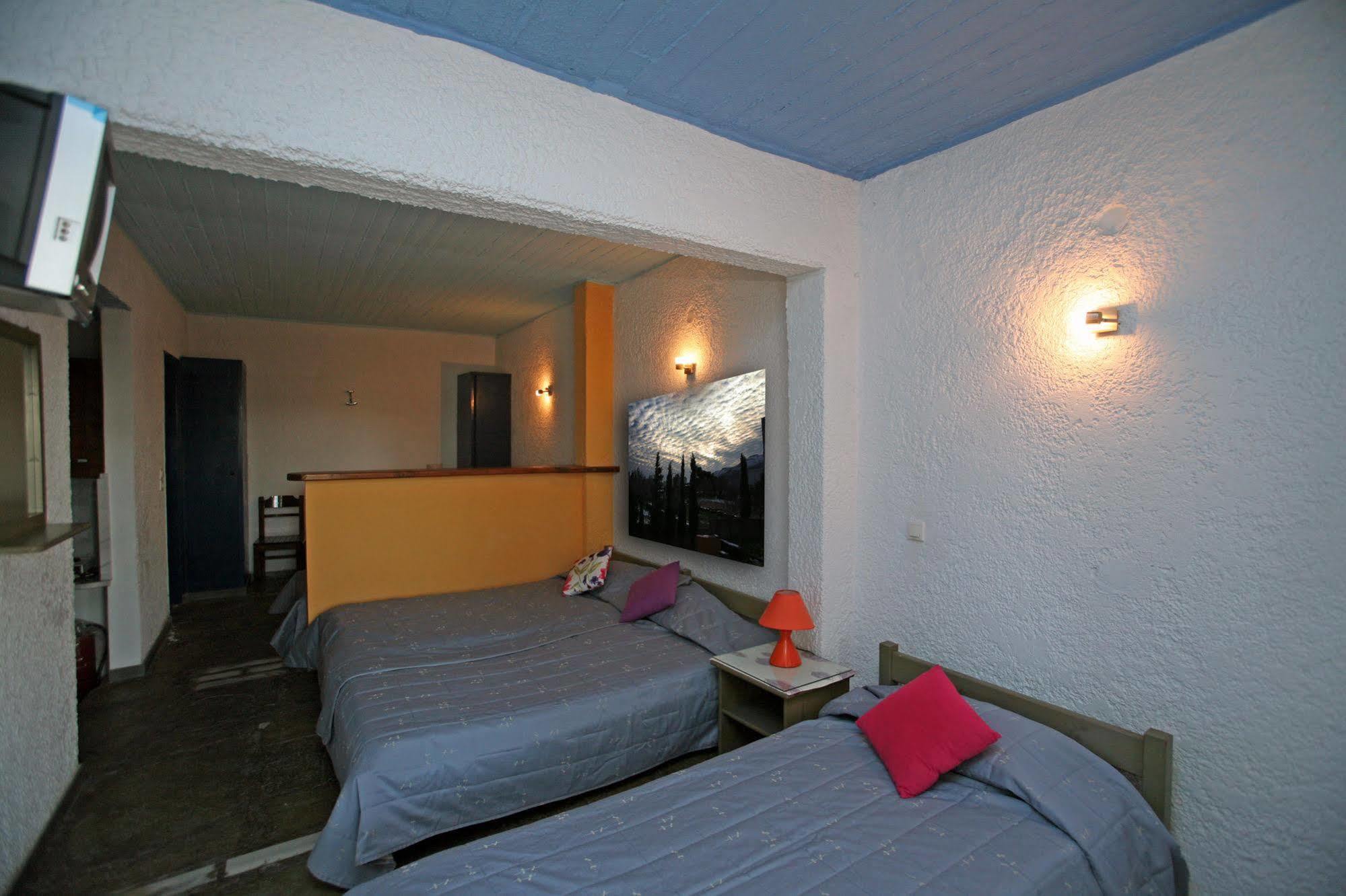 St George Studios & Apartments Batsíon Eksteriør bilde